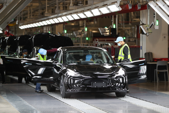 经济日报评论：特斯拉疯狂降价 国内造车新势力还淡定吗？