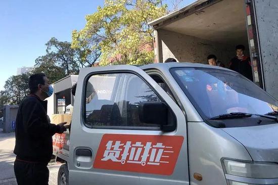 2020年10月12日，北京，工作人员正在往货拉拉货运车上装货。（图源：cfp）