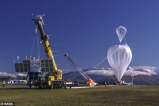 一个大型气球将在瑞典基律纳镇上空12英里处向平流层投放2公斤白垩粉尘。