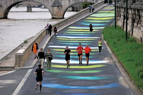 2021年6月14日，法国巴黎。人们在德国艺术家的灯光艺术作品中慢跑。/视觉中国