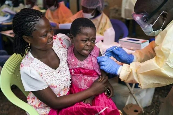 2019年7月，刚果民主共和国，一名女孩接受埃博拉疫苗接种 | JEROME DELAY/美联社