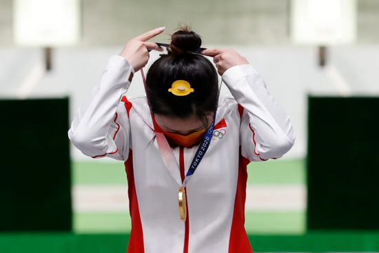 　杨倩称，在两次决赛中头戴的小黄鸭发夹是自己的幸运物。| IC Photo