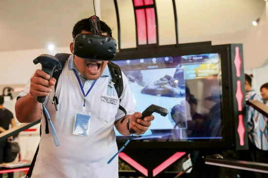 2017年贵州装备博览会上，一名外国人在博览会上体验VR游戏（视觉中国供图）