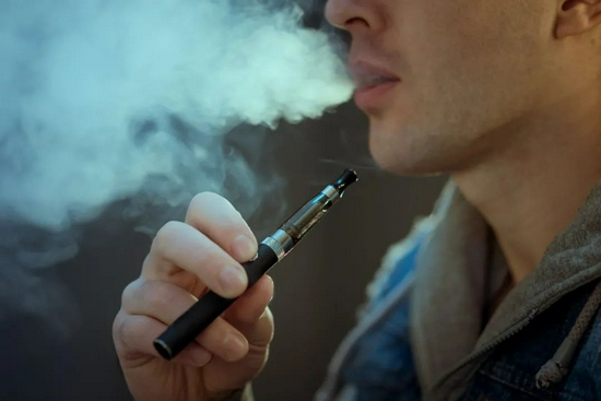 我在县城卖电子烟 同行数量暴增 快钱真的不好赚 电子烟 快钱 罗永浩 新浪科技 新浪网