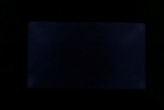 纯度相当高的黑场,且无漏光现象这里我们还使用了红蜘蛛校色仪对荣耀