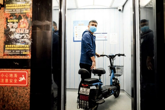 5月25日，北京市海淀区北太平庄街道的一个小区，工作人员在测试电梯阻车系统。图/澎湃影像