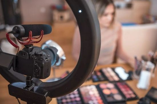 与其看脱口秀,不如蹲直播间