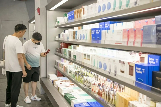 男顾客正在选购化妆品图片来源 ：视觉中国