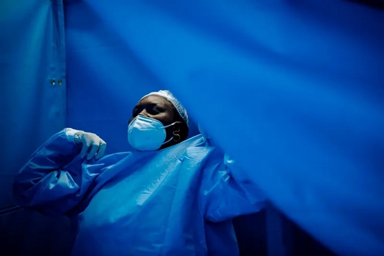随着Omicron这一高度变异毒株的出现，南非的新冠感染病例出现了骤增。来源：Guillem Sartorio/AFP/Getty