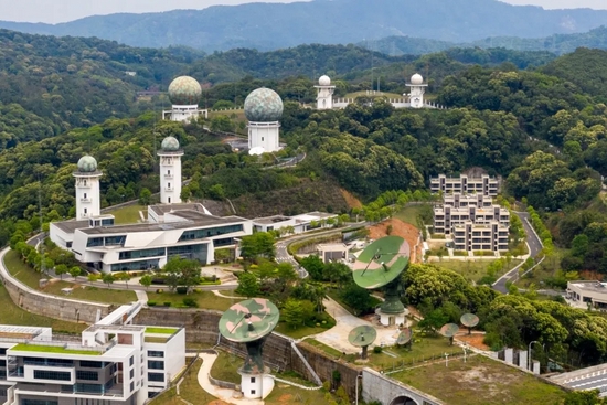 卫星接收天线群丨吴砚威