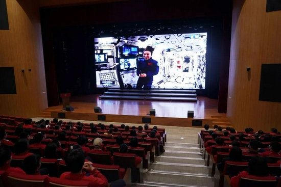 上海华东师范大学附属双语学校全体中小学生观看来自太空的特别一课