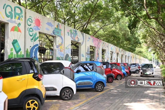 在广西柳州市，新能源汽车整齐停放在路边停车场。黎寒池摄（中经视觉）