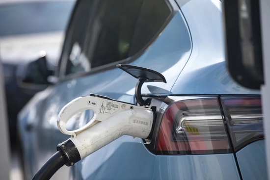 结束三连降!2021中国汽车销量突破2627万辆,新能源汽车占比达13.4%