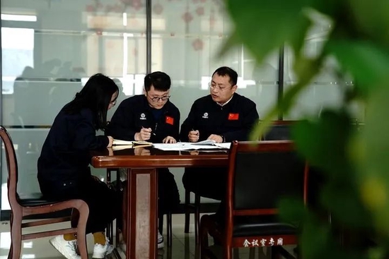 2021年12月31日，陆彬和师傅黄建青（右）一起商量设计方案。