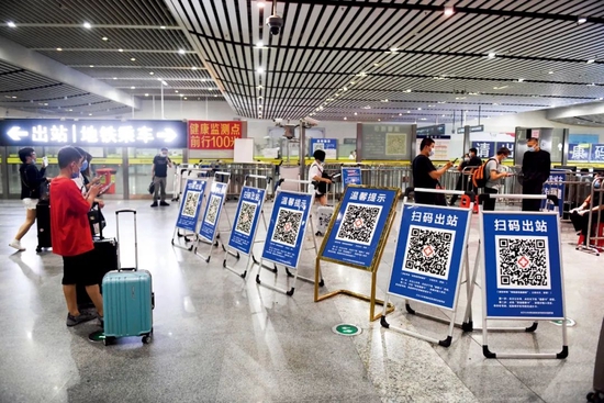 2021年7月30日，旅客在湖南长沙高铁南站扫健康码。图/中新