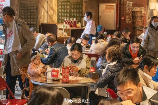 从排队2万桌到被爆大裁员,文和友“一叶落”,新消费“知秋”?