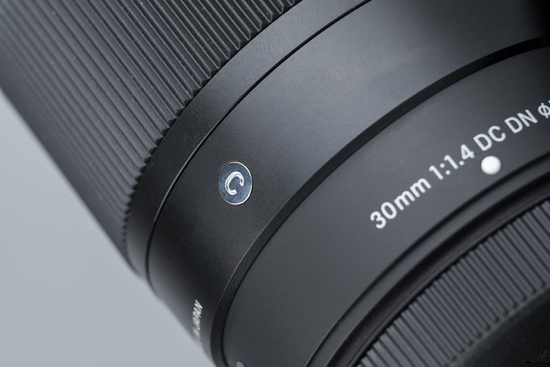 适马30mm F1.4 DC DN Contemporary X卡口镜头型号标识以及所属系列