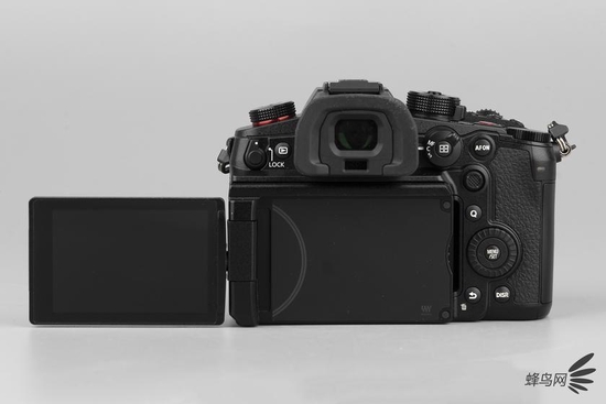 松下LUMIX GH6采用两侧向翻转屏幕