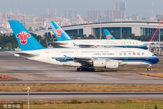 2020年10月21日，两架南航A380客机在广州白云机场。/视觉中国