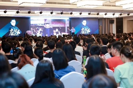 （周成刚老师在国际教育展上演讲）