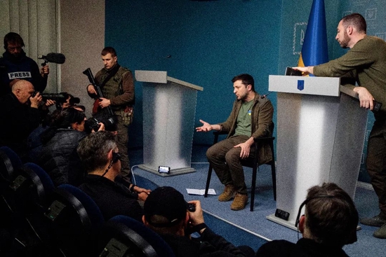 3月3日，乌克兰基辅，乌克兰总统泽兰斯基接受媒体采访。图/人民视觉