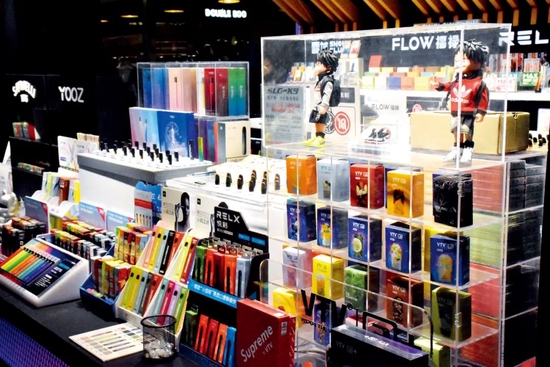 2021年5月，北京三里屯一家电子烟实体店展示了多个品牌的产品。图/IC