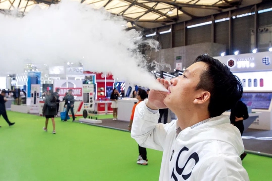 2019年10月30日，2019IECIE上海蒸汽文化周开幕，人们体验电子烟。图/视觉中国