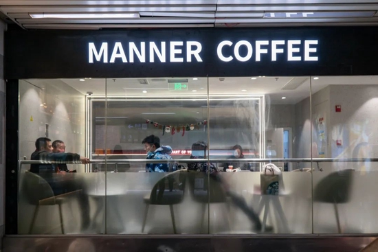 上海，南京西路街头的MANNER COFFEE。图片来源：IC photo-1375501832588361743