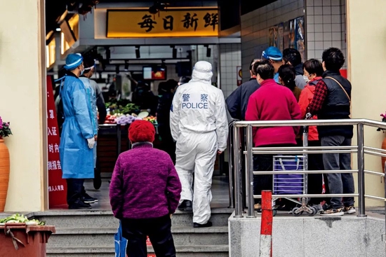 3月28日，上海市，人们佩戴口罩前往超市、商场购买生活物资。图/人民视觉