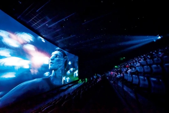 2021年3月14日，观众在天津万象城影院观看IMAX 3D 《阿凡达》。图/中新