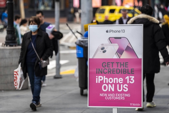 T-Mobile 的 iPhone 13 广告 摄影：David Paul Morris /彭博社