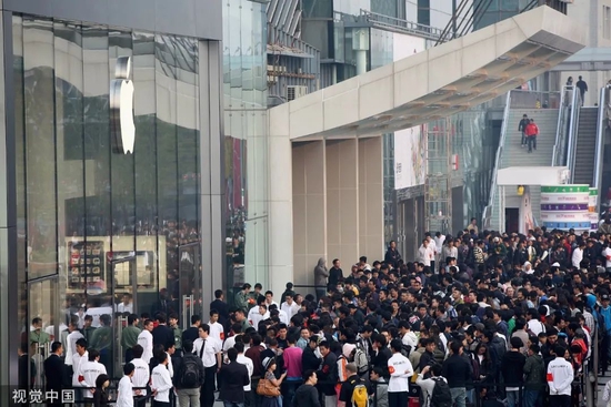 当年排队抢购iPhone4的场面，过来人必定记忆犹新。/视觉中国