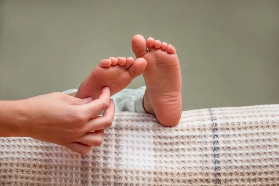 根据调查，脚底是大部分人觉得最痒的地方。