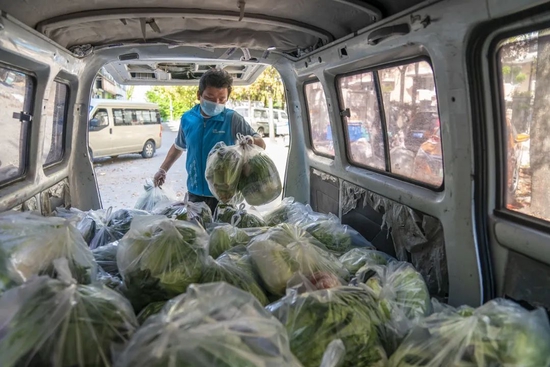 人物|“逆行”物流人：打地铺、住车上，一个月不敢回家