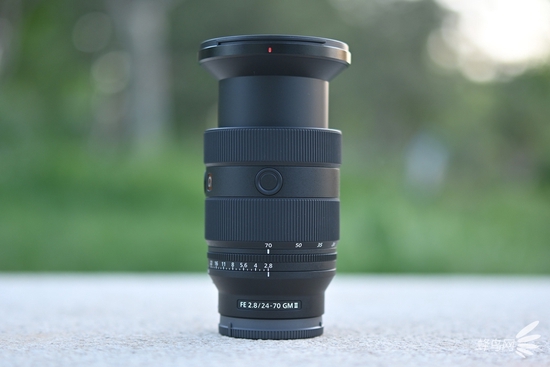 索尼SEL2470GM2变焦到70mm长度