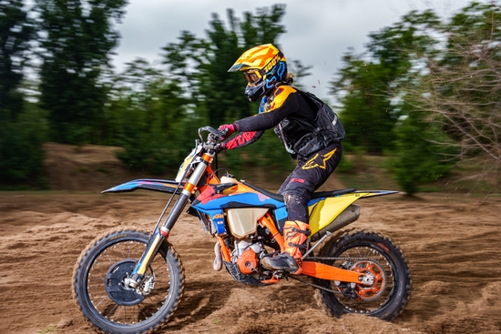 焦距：48mm　 光圈：f/4.0　 ISO感光度：50　 曝光时间：1/160s　 曝光补偿：0EV　 白平衡：手动（摄影师：阿卓）