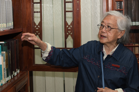 近日，中南财经政法大学退休教授赵德馨、周秀鸾夫妇把将近4000册藏书捐赠给了学校图书馆。通讯员徐志持 摄