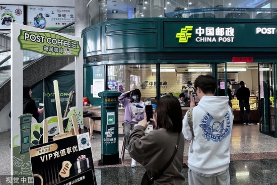 热度不减的邮局咖啡，其门店也是由既有的邮政网点改造而来。/视觉中国