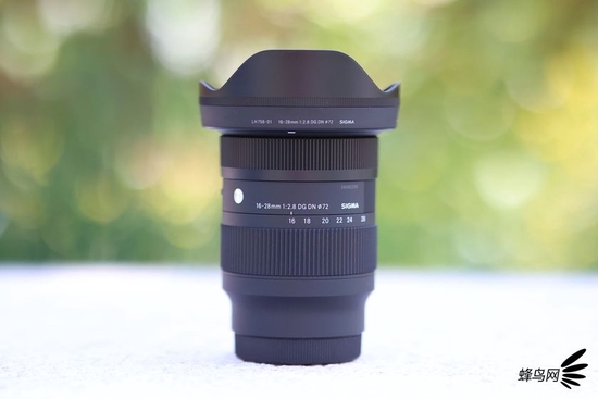 适马16-28mm F2.8 DG DN | Contemporary搭配遮光罩的状况
