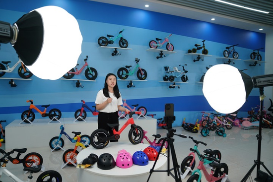  In the live broadcast base of the supply chain of baby strollers and toys in Hebei, the anchor sold baby strollers live (Xinhua News Agency)