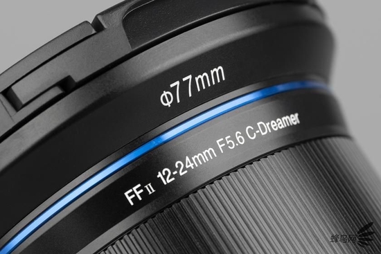 老蛙FFII 12-24mm F5.6 C-Dreamer的镜头型号标识以及77mm的滤镜口径标识