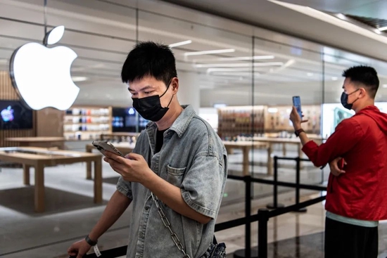 5月21日，部分武汉市民正在等待当地的首家苹果直营店开业 图源：NBC