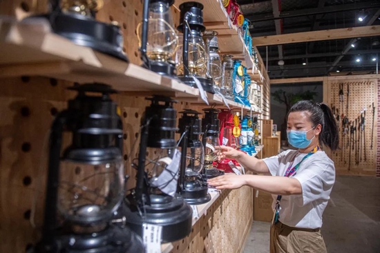 宁波市北仑区一家户外用品商店的员工在整理商品新华社记者 江汉 摄
