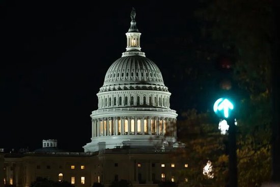  这是11月12日在美国首都华盛顿拍摄的美国国会大厦。新华社记者胡友松摄