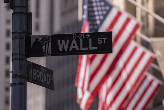  这是6月30日在美国纽约证券交易所外拍摄的华尔街路牌。