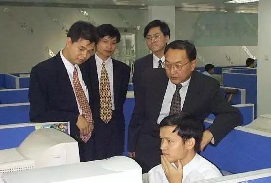 ▲左起：求伯君、雷军、杨元庆、柳传志、沈家正&nbsp; 图片来源：网络