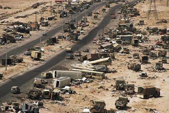 海湾战争中伊拉克军队的撤退情况被联军侦知，数千台装备被摧毁于“死亡公路” （图片来自网络）