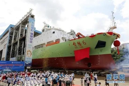 7月18日拍摄的“实验6”号新型地球物理综合科学考察船。新华社记者 黄国保 摄