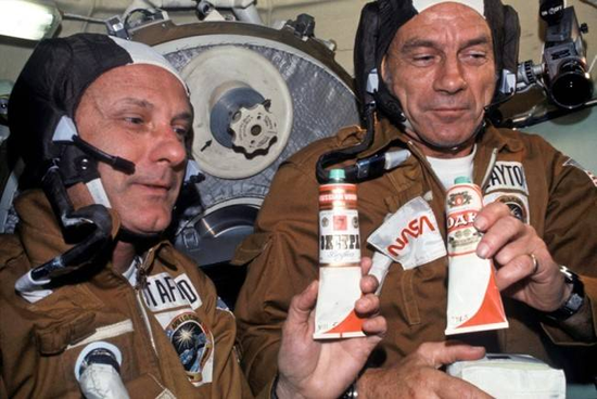 美苏航天员正在畅饮罗宋汤冒充的伏特加（图片来源：NASA）