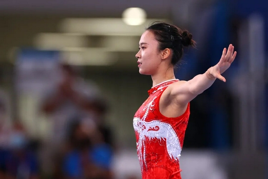东京奥运会女子蹦床决赛中的朱雪莹丨icphoto
